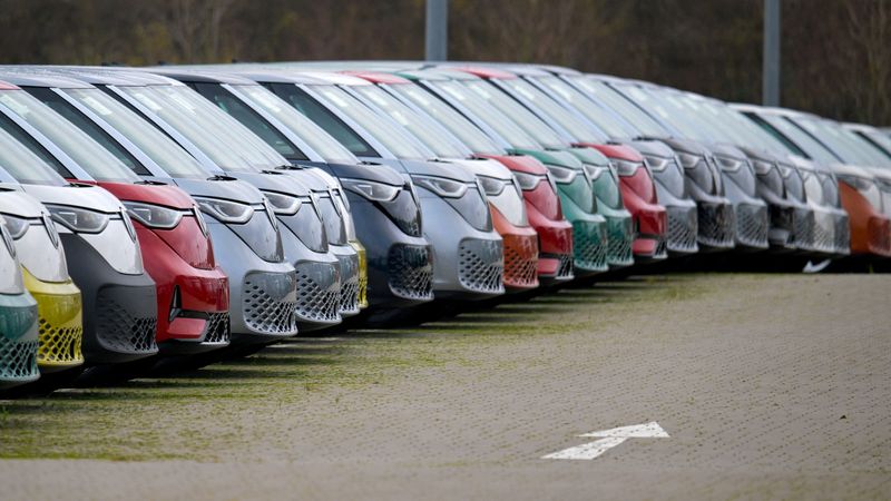 &copy; Reuters. FILE PHOTO: Volkswagen ID. Buzz electric vehicles are lined up at the company's plant in Hanover, Germany, December 17, 2024. REUTERS/Fabian Bimmer/File Photo