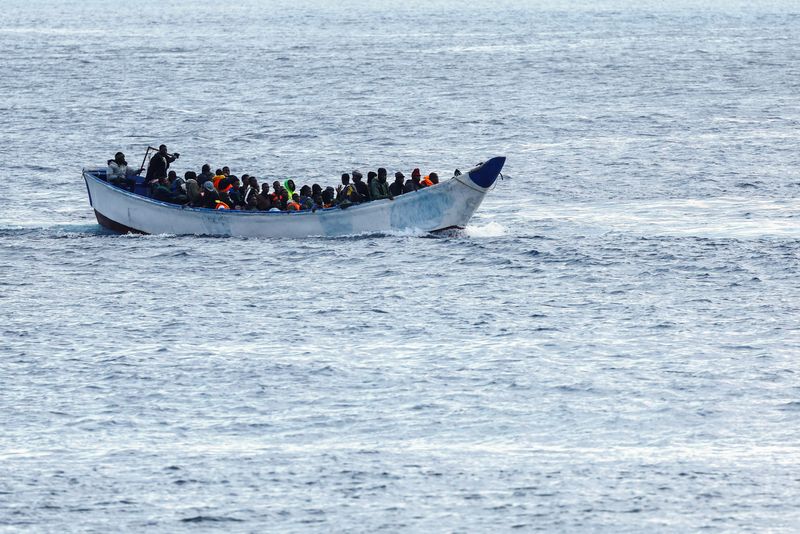 © Reuters. FILE PHOTO: A fibreglass boat with migrants is seen arriving at the port of La Restinga on the island of El Hierro. Spain, November 25, 2024. REUTERS/Borja Suarez/File Photo