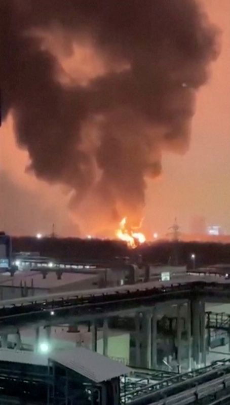 © Reuters. Smoke and flames rise from a fire after an explosion near an industrial site in Kazan, Russia, in this screen grab obtained from a social media video released on January 14, 2025. Social Media/via REUTERS  