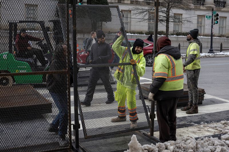 &copy; Reuters. Workers erect security fencing near the White House, ahead of the presidential inauguration of U.S. President-elect Donald Trump, in Washington, U.S., January 13, 2025. REUTERS/Marko Djurica