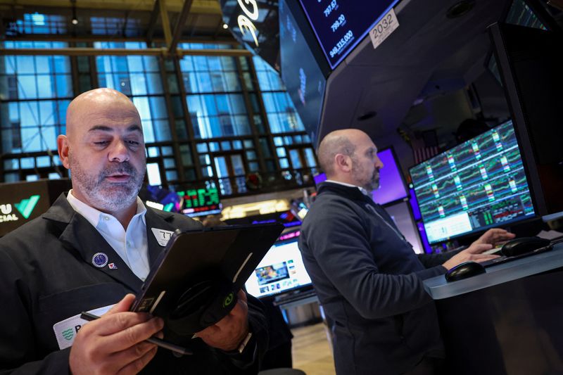 © Reuters. FILE PHOTO: Traders work on the floor at the New York Stock Exchange (NYSE) in New York City, U.S., December 2, 2024.  REUTERS/Brendan McDermid/File Photo