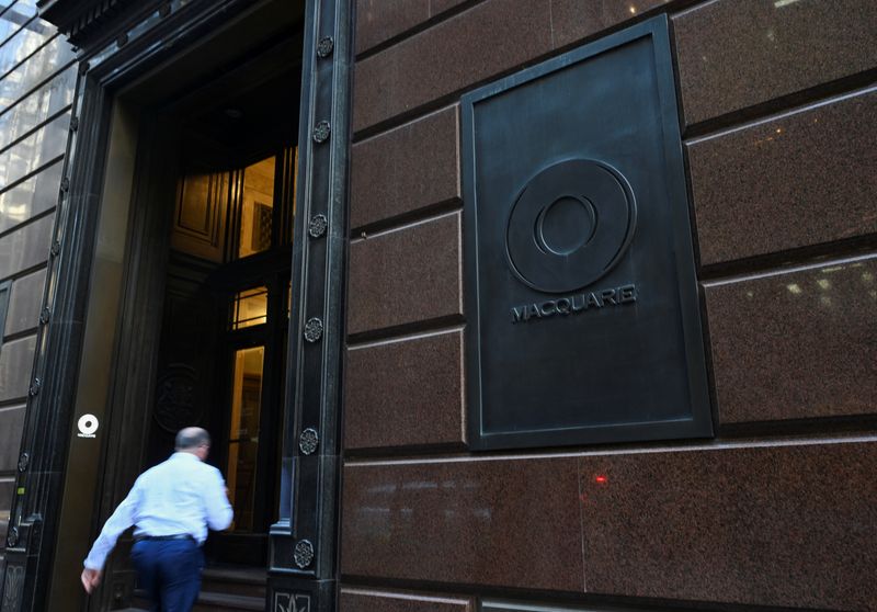 © Reuters. FILE PHOTO: A man walks into the Macquarie Bank in the Sydney Central Business District, in Sydney, Australia, May 14, 2024. REUTERS/Jaimi Joy/File Photo