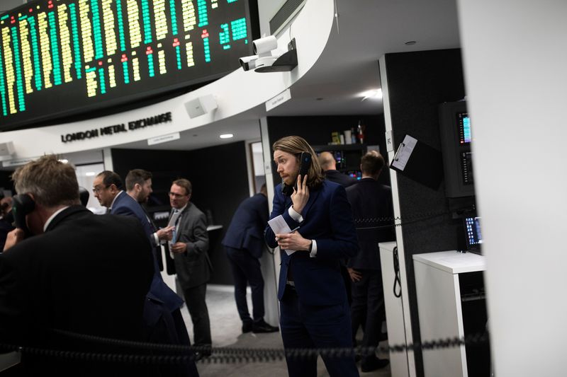 &copy; Reuters. FILE PHOTO: Traders work on the floor of the London Metal Exchange, in London, Britain September 27, 2018. REUTERS/Simon Dawson/File Photo