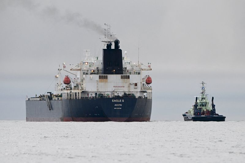 &copy; Reuters. FILE PHOTO: Finnish tugboat Ukko is seen near Oil tanker Eagle S outside the Porkkalanniemi, Kirkkonummi, on the Gulf of Finland on December 28, 2024, Jussi Nukari/Lehtikuva/via REUTERS/File Photo