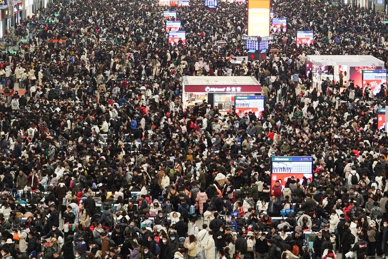 &copy; Reuters. FILE PHOTO: Travellers wait for their trains at Shanghai Hongqiao railway station, during the Spring Festival travel rush ahead of the Chinese Lunar New Year, in Shanghai, China February 7, 2024. REUTERS/Nicoco Chan/File Photo