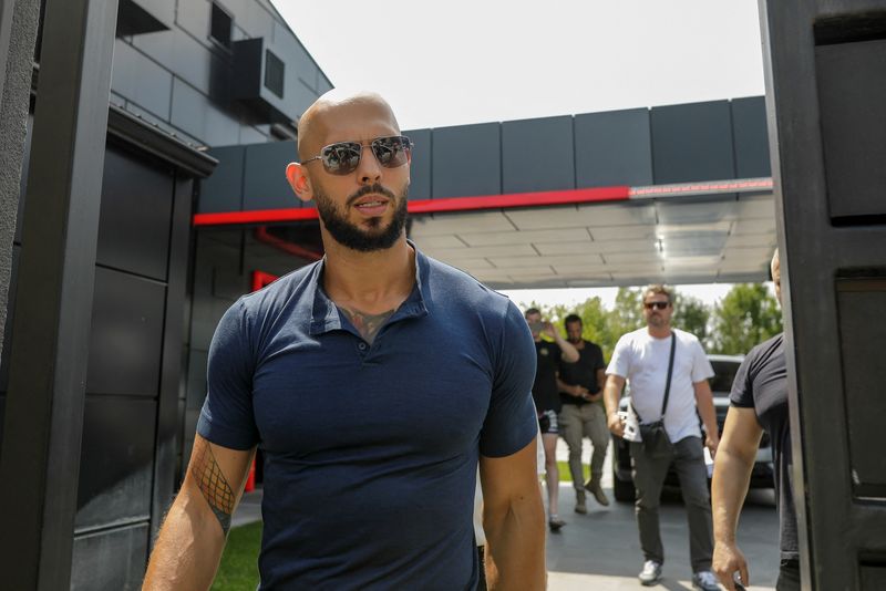 &copy; Reuters. FILE PHOTO: Andrew Tate delivers a press statement outside his house in Voluntari, Ilfov, Romania, August 4, 2023. Inquam Photos/George Calin via REUTERS/File Photo