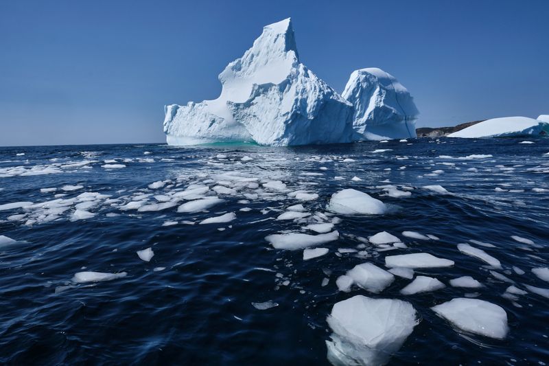 © Reuters. FILE PHOTO: An iceberg breaks up after drifting south on the Labrador Sea from Greenland in Saint Lunaire-Griquet, Newfoundland, Canada, May 27, 2024. REUTERS/Greg Locke/File Photo