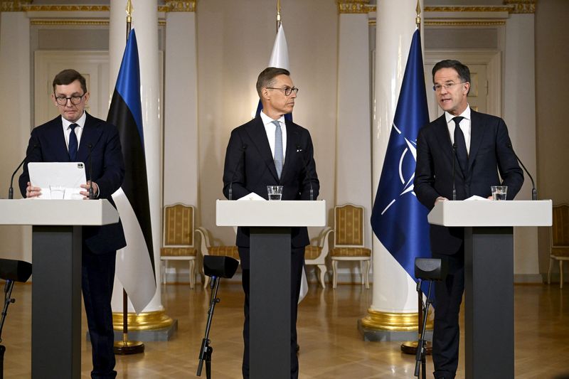 © Reuters. Estonian Prime Minister Kristen Michal, Finnish President Alexander Stubb and NATO Secretary General Mark Rutte attend a joint press conference at the summit of the Baltic Sea NATO countries, at the Presidential Palace in Helsinki, Finland January 14, 2025.  Lehtikuva/Antti Aimo-Koivisto via REUTERS   