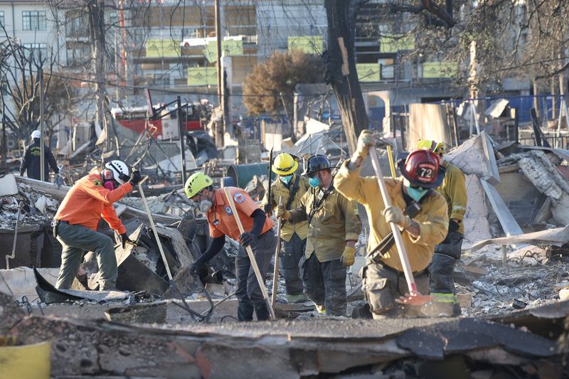 Los Angeles firefighters brace for return of extreme winds