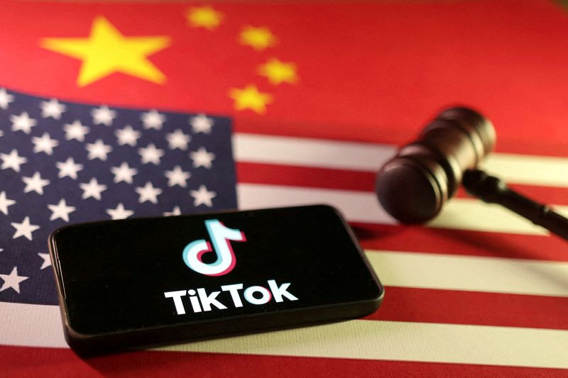 &copy; Reuters. FILE PHOTO: U.S., Chinese flags, TikTok logo and gavel are seen in this illustration taken January 8, 2025. REUTERS/Dado Ruvic/Illustration/File Photo