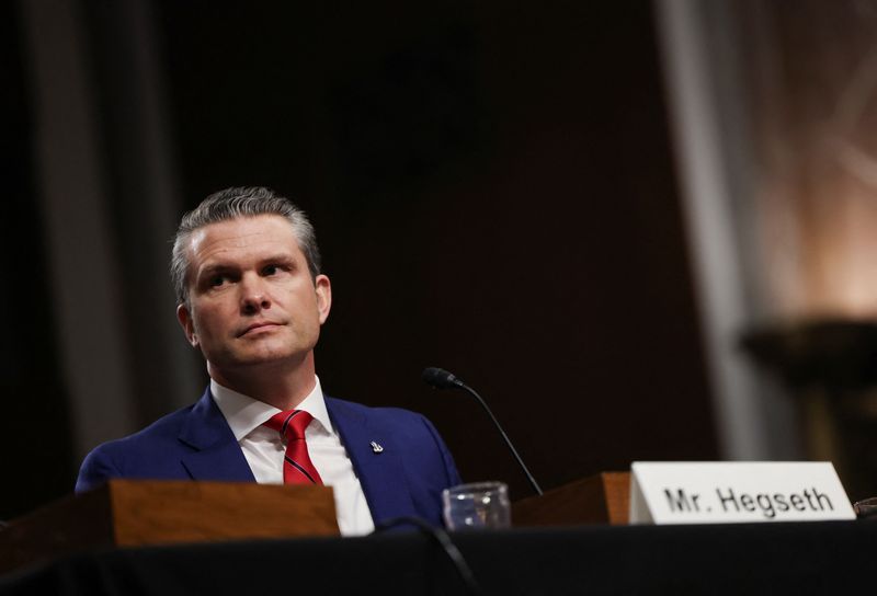 © Reuters. Pete Hegseth, U.S. President-elect Donald Trump's nominee to be secretary of defense, looks on as he testifies before a Senate Committee on Armed Services confirmation hearing on Capitol Hill in Washington, U.S., January 14, 2025. REUTERS/Evelyn Hockstein