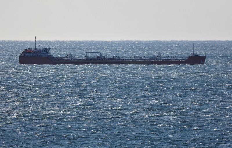 © Reuters. FILE PHOTO: A crude oil tanker sails in Nakhodka Bay near the port city of Nakhodka, Russia, December 4, 2022. REUTERS/Tatiana Meel/File Photo