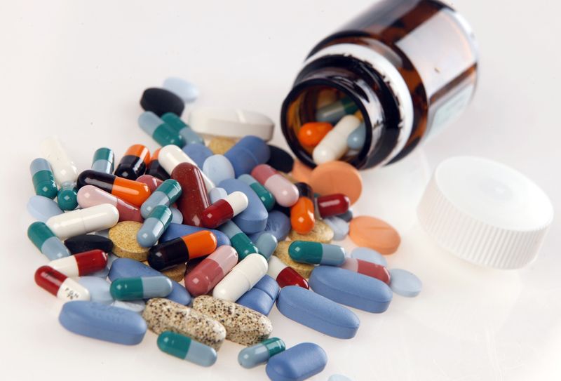 © Reuters. FILE PHOTO: Pharmaceutical tablets and capsules are arranged on a table in this picture illustration taken in Ljubljana August 20, 2014. Picture taken August 20.   REUTERS/Srdjan Zivulovic/File Photo