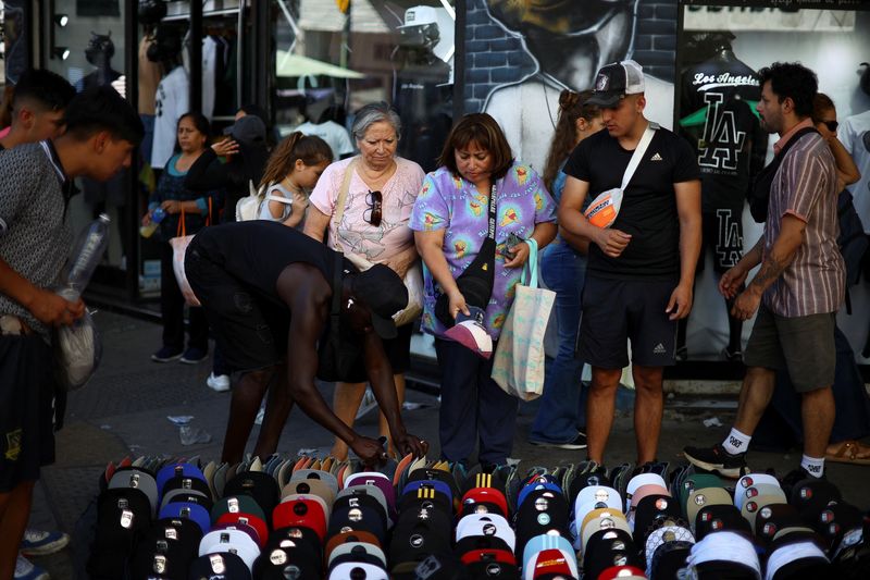 &copy; Reuters. Pessoas olham produtos de vendedores de rua em Buenos Aires, Argentinan23/12/2024nREUTERS/Agustin Marcarian