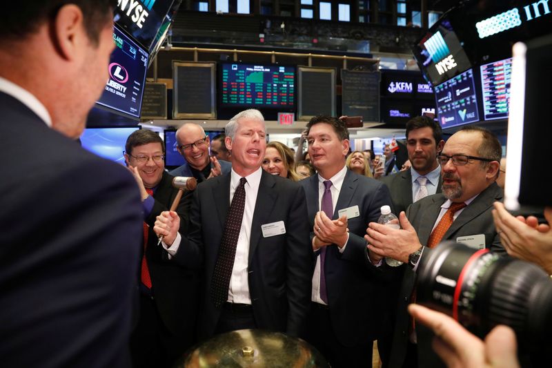 © Reuters. FILE PHOTO: Liberty Oilfield Services Inc. CEO Chris Wright rings a ceremonial bell on the floor of the New York Stock Exchange shortly after the opening bell in New York, U.S., January 12, 2018.  REUTERS/Lucas Jackson/File Photo