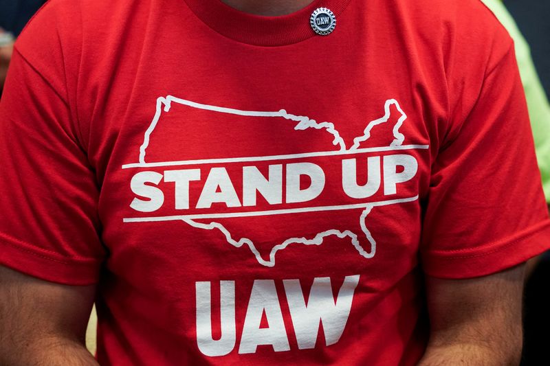 &copy; Reuters. FILE PHOTO: A man wearing a UAW T-shirt attends a watch party as the result of a vote comes in favour of the hourly factory workers at Volkswagen's assembly plant to join the United Auto Workers (UAW) union, in Chattanooga, Tennessee, U.S., April 19, 2024