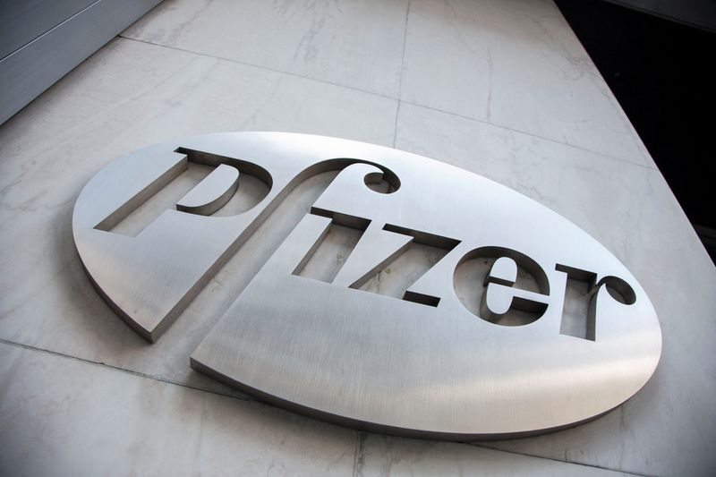 © Reuters. FILE PHOTO: The Pfizer logo is seen at their world headquarters in New York April 28, 2014. REUTERS/Andrew Kelly/File Photo