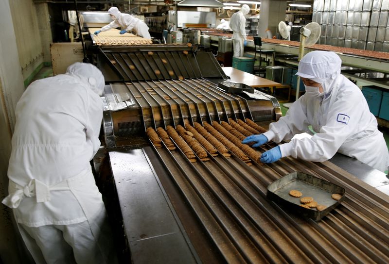 © Reuters. FILE PHOTO: Employees of Izumiya Tokyoten work on a production line at its factory in Kawasaki, south of Tokyo, Japan July 9, 2024. REUTERS/David Dolan/File Photo