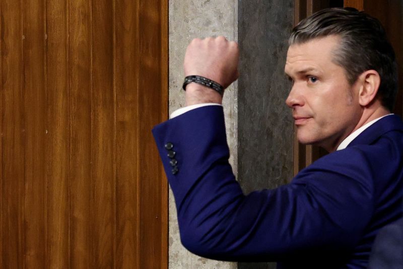 © Reuters. Pete Hegseth, US President-elect Donald Trump's nominee for Secretary of Defense, gestures as he leaves the Senate Armed Services Committee confirmation hearing on Capitol Hill in Washington, US, January 14, 2025. REUTERS/Evelyn Hochstein 