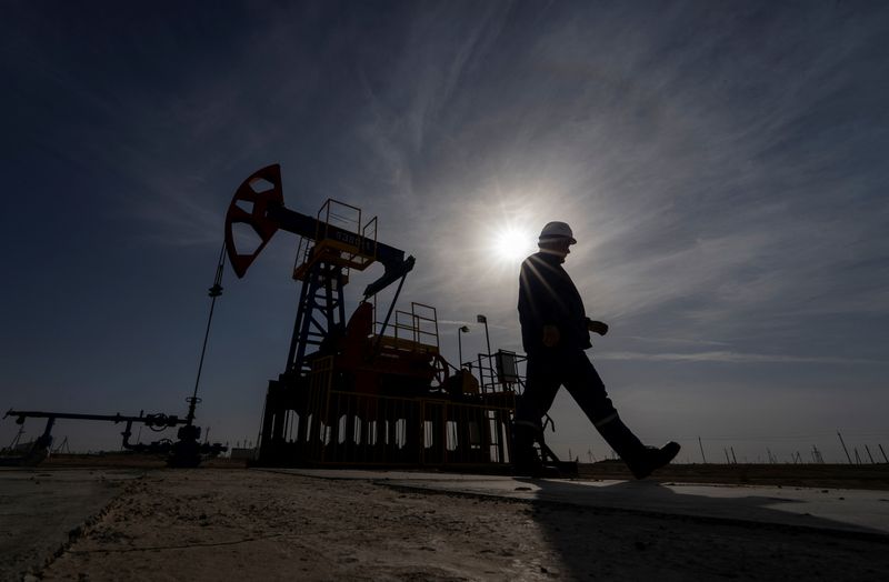 © Reuters. FILE PHOTO: An oil and gas industry worker walks during drilling rig operations at the Zytybay field in Mangystau region, Kazakhstan, November 13, 2023. REUTERS/Turar Kazangapov/File Photo