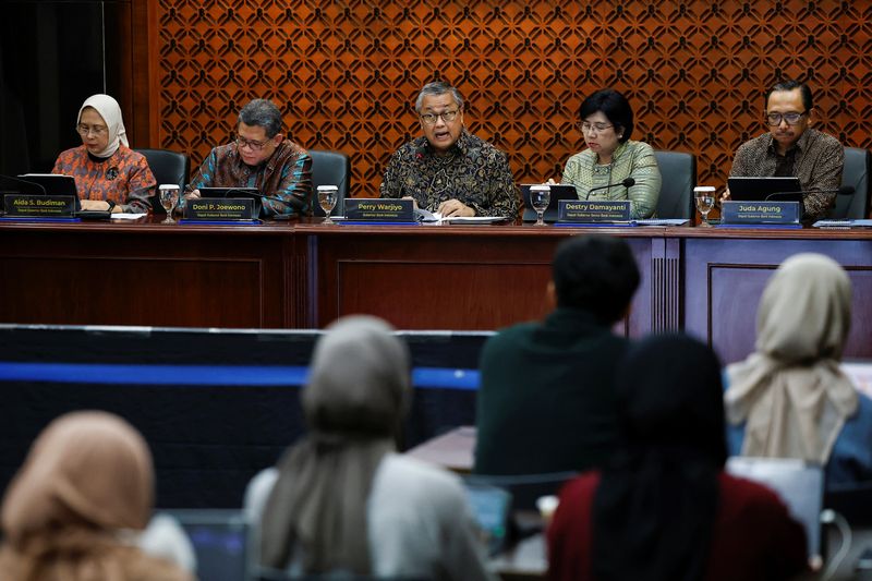 © Reuters. Indonesia's Central Bank Governor Perry Warjiyo speaks during a press conference, along with his deputies, at Bank Indonesia's headquarters in Jakarta, Indonesia, January 15, 2025. REUTERS/Willy Kurniawan