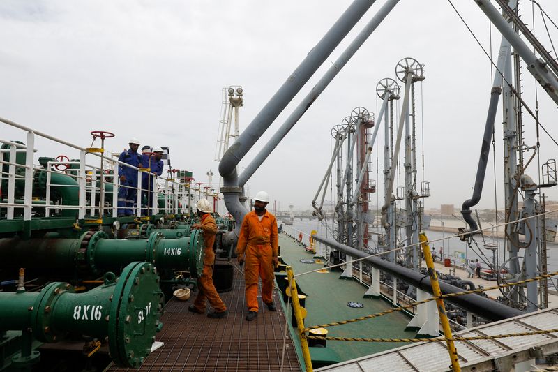 © Reuters. Crew members check the deck of the Russian oil cargo Pure Point, carrying crude oil, anchored at a port in Karachi, Pakistan June 13, 2023. REUTERS/Akhtar Soomro/File Photo