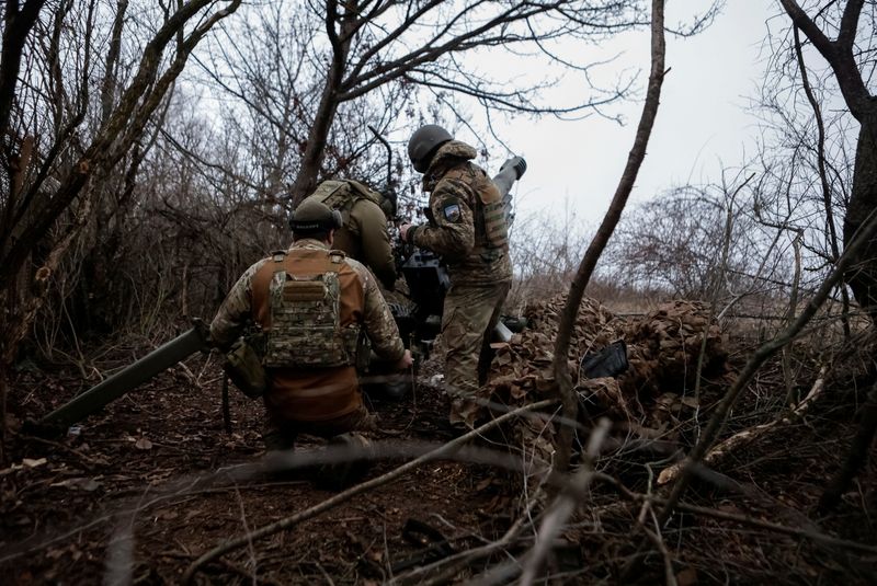 © Reuters. FILE PHOTO: Soldiers of the 13th Operative Purpose Brigade 'Khartiia' of the National Guard of Ukraine fire an OTO Melara howitzer at Russian troops in a front line position, amid Russia's attack on Ukraine, in the region of Kharkiv, Ukraine January 3, 2025. REUTERS/Sofiia Gatilova/File Photo