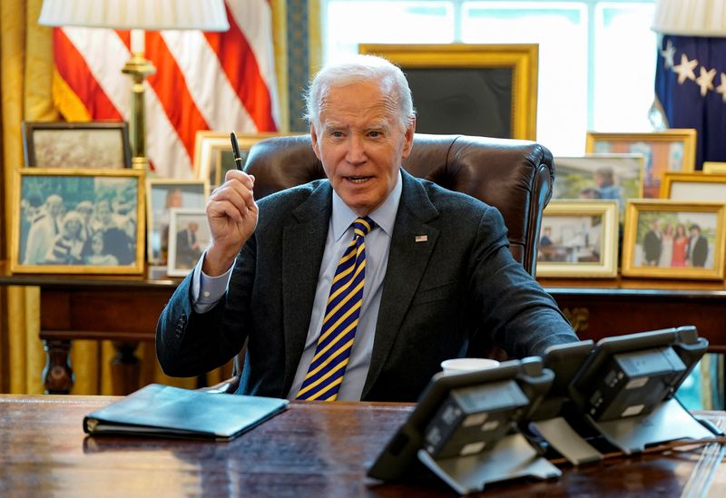 © Reuters. FILE PHOTO: US President Joe Biden answers questions from the media during a briefing on the federal response to wildfires across Los Angeles, in the Oval Office of the White House in Washington, US, January 10, 2025 .REUTERS/Elizabeth Frantz/File Photo