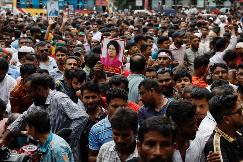 © Reuters. FILE PHOTO: A Bangladesh Nationalist Party (BNP) supporter holds a picture of former Prime Minister Khaleda Zia while participating in a rally, days after the resignation of former Prime Minister Sheikh Hasina, in Dhaka, Bangladesh, August 7, 2024. REUTERS /Mohammad Ponir Hossain/File Photo