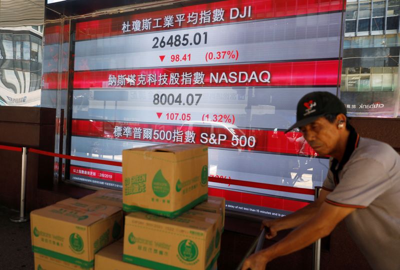 © Reuters. Telão com cotações acionárias em Hong Kong
05/08/2019. REUTERS/Eloisa Lopez