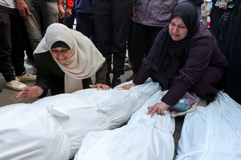 &copy; Reuters. Palestinesi piangono i loro cari uccisi da attacchi israeliani, nell'ambito del conflitto in corso tra Israele e Hamas, all'ospedale Al-Aqsa Martyrs, a Deir Al-Balah, nella Striscia di Gaza centrale, 15 gennaio 2025. REUTERS/Ramadan Abed 