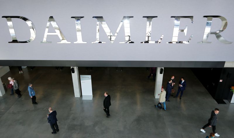 © Reuters. FILE PHOTO: The Daimler logo is seen before the Daimler annual shareholder meeting in Berlin, Germany, April 5, 2018. REUTERS/Hannibal Hanschke/File Photo