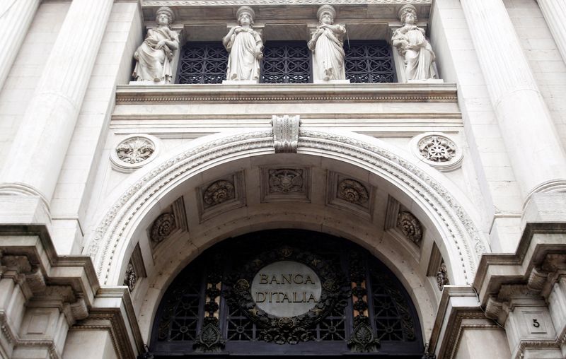 © Reuters. FILE PHOTO: The headquarters of the Bank of Italy is pictured in downtown Milan January 11, 2013. REUTERS/Alessandro Garofalo/File Photo