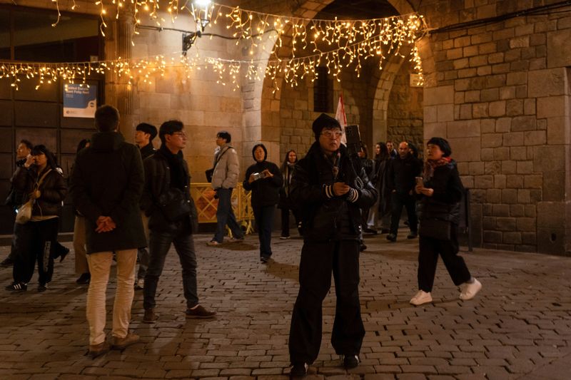 &copy; Reuters. FILE PHOTO: A tourist takes a photo of  the Christmas lights in the Born neighborhood in Barcelona, Spain January 3, 2025. REUTERS/Bruna Casas/File Photo