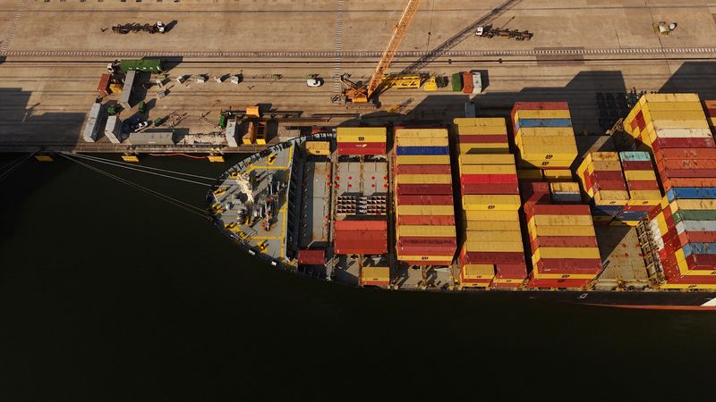 © Reuters. FILE PHOTO: A drone view shows a MSC container ship at the Port of Santos, in Santos, Brazil May 1, 2024. REUTERS/Amanda Perobelli/File Photo