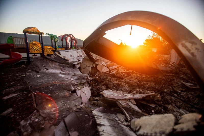 Bombeiros de Los Angeles se mantêm na linha de frente de incêndios apesar de condições extremas