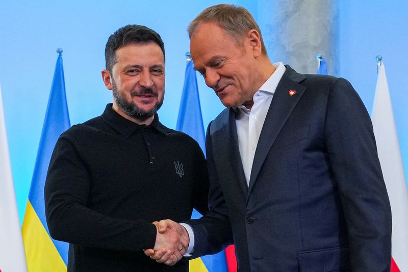 &copy; Reuters. Ukraine's President Volodymyr Zelenskiy and Polish Prime Minister Donald Tusk shake hands as they meet at the Chancellery of the Prime Minister in Warsaw, Poland, January 15, 2025. REUTERS/Aleksandra Szmigiel