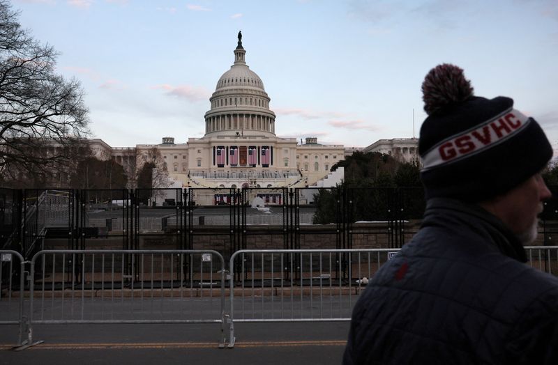 © Reuters. A pedestrian walks past barricades and anti-climb fencing set up outside of the U.S. Capitol building, ahead of the inauguration ceremony of President-elect Donald Trump in Washington, U.S., January 14, 2025. REUTERS/Leah Millis