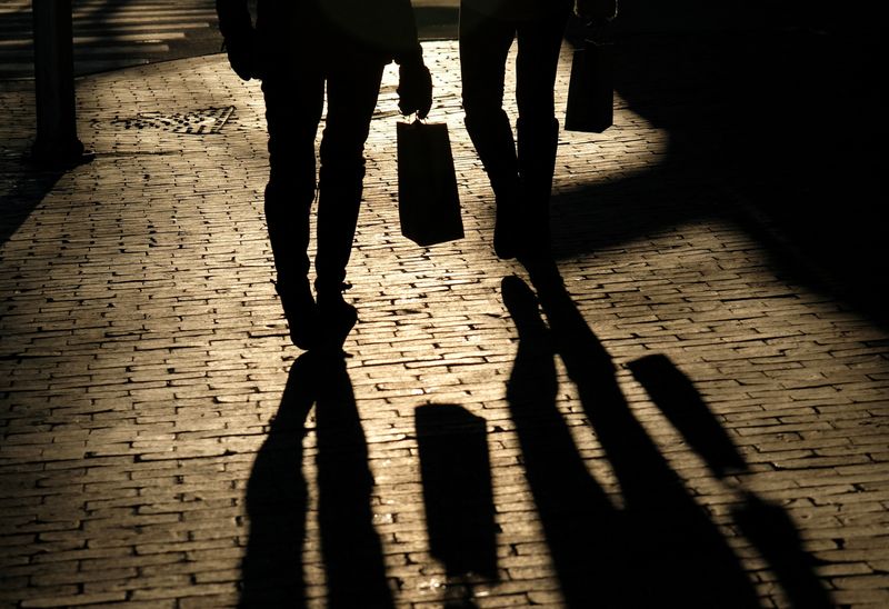 &copy; Reuters. Consumidores carregam sacolas em Portland, EUAn26/12/2024.  REUTERS/Kevin Lamarque/File Photo