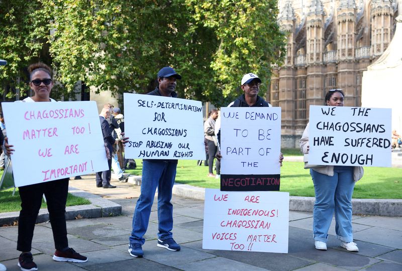 © Reuters. FILE PHOTO: UK-based Chagos Islanders protest over the planned ceding of sovereignty of the islands by Britain to Mauritius, outside of the Houses of Parliament, in London, Britain, October 7, 2024. REUTERS/Toby Melville/File Photo