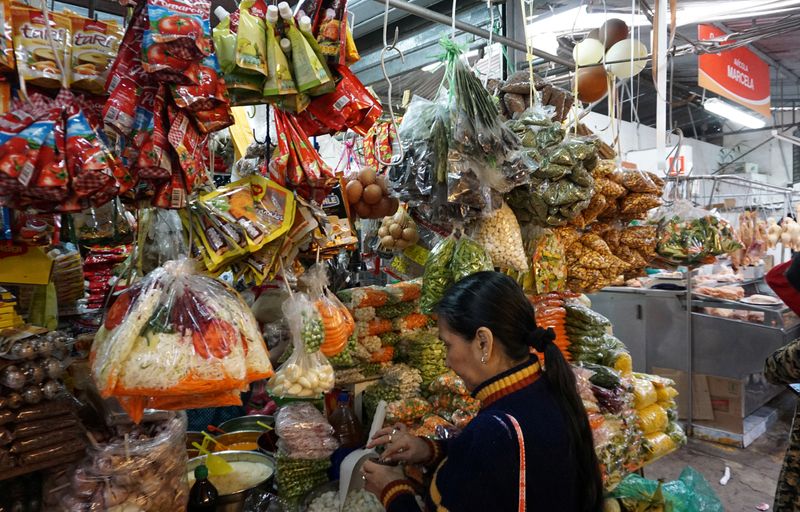 &copy; Reuters. FILE PHOTO: A woman shops for groceries at a market in Lima, Peru July 17, 2018.  REUTERS/Mariana Bazo/File Photo