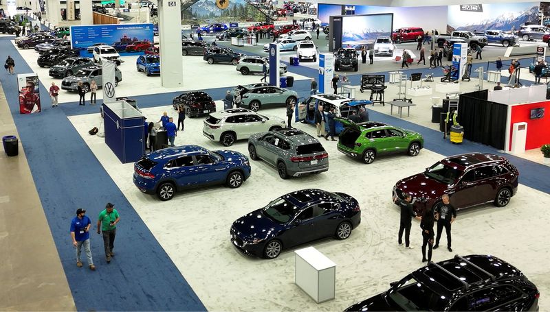 © Reuters. FILE PHOTO: A view of the show floor during media preview day at the Detroit Auto Show, in Detroit, Michigan, U.S. January 10, 2025. REUTERS/Eric Cox/File Photo