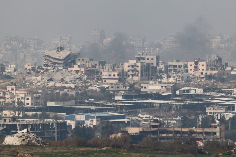 &copy; Reuters. Smoke rises from the northern Gaza Strip, amid the ongoing conflict in Gaza between Israel and Hamas, as seen from the Israel side of the border, near Sderot in southern Israel January 15, 2025. REUTERS/Amir Cohen