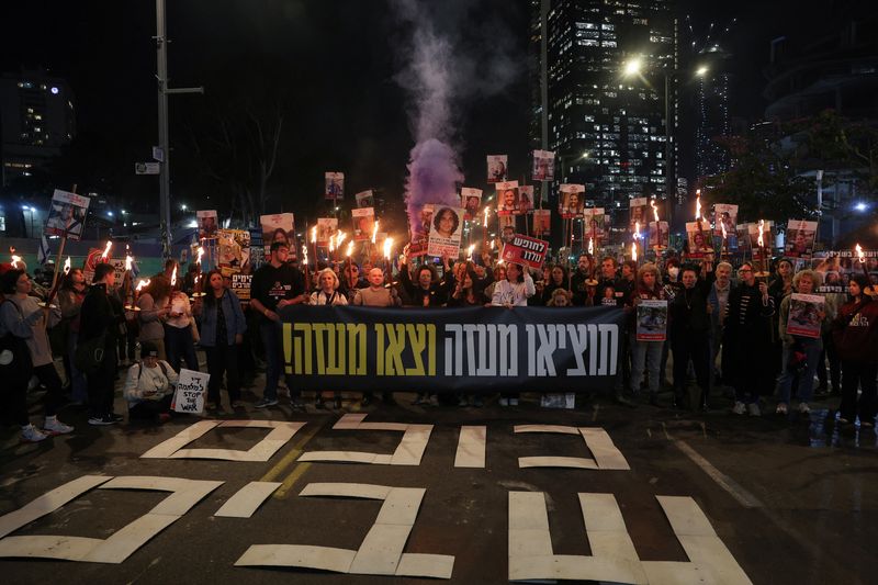 &copy; Reuters. Supporters of Israeli hostages, who were kidnapped during the deadly October 7 2023 attack by Hamas, attend a protest to demand a deal to bring every hostage home at once, amid Gaza ceasefire negotiations, in Tel Aviv, Israel, January 15, 2025. The messag