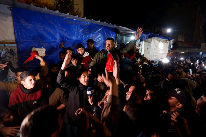 &copy; Reuters. Palestinians react to news on a ceasefire deal with Israel, in Khan Younis in the southern Gaza Strip, January 15, 2025. REUTERS/Mohammed Salem