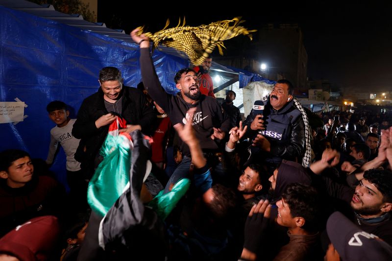 &copy; Reuters. Palestinians react to news on a ceasefire deal with Israel, in Khan Younis in the southern Gaza Strip, January 15, 2025. REUTERS/Mohammed Salem       