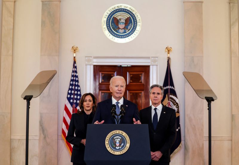 &copy; Reuters. U.S. President Joe Biden, flanked by U.S. Vice President Kamala Harris and U.S. Secretary of State Antony Blinken, speaks after negotiators reached a phased deal for a ceasefire in Gaza between Israel and Hamas, during remarks at the White House in Washin