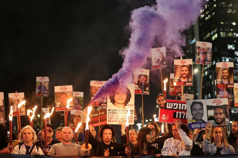 &copy; Reuters. Supporters of Israeli hostages, who were kidnapped during the deadly October 7 2023 attack by Hamas, attend a protest to demand a deal to bring every hostage home at once, amid Gaza ceasefire negotiations, in Tel Aviv, Israel, January 15, 2025. REUTERS/Ro