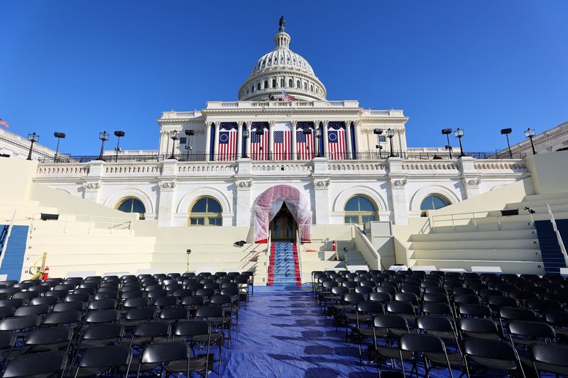 © Reuters. Seating are pictured at the West Front of the U.S. Capitol building as preparations are underway for the upcoming presidential inauguration of U.S. President-elect Donald Trump, in Washington, U.S., January 15, 2025.  REUTERS/Fabrizio Bensch