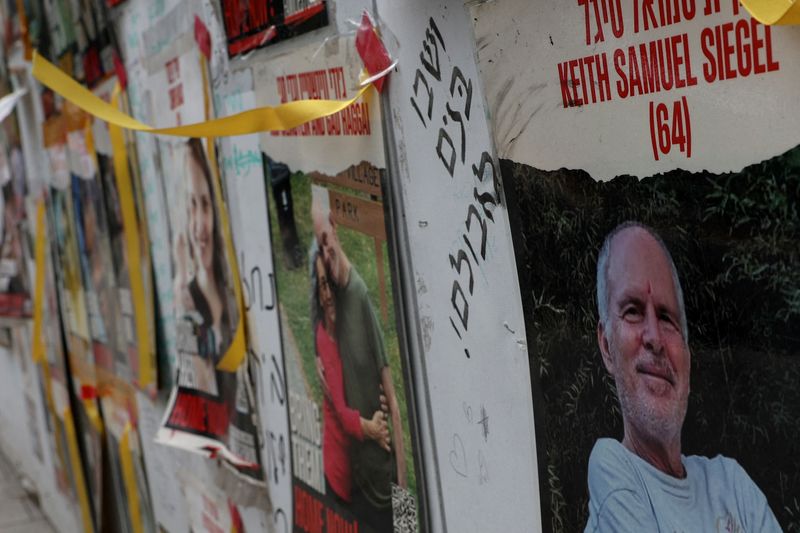 © Reuters. FILE PHOTO: A view of a banner depicting Keith Siegel, a dual US citizen, captured during the October 7 attack on Israel and held hostage in Gaza, amid the ongoing conflict between Israel and Hamas, is seen with other photos of hostages in Tel Aviv. Aviv, Israel, April 28, 2024. REUTERS/Shannon Stapleton/Archive photo